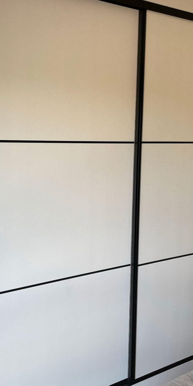 Armario con puertas correderas lacado en blanco y marcos negros - Francisco García