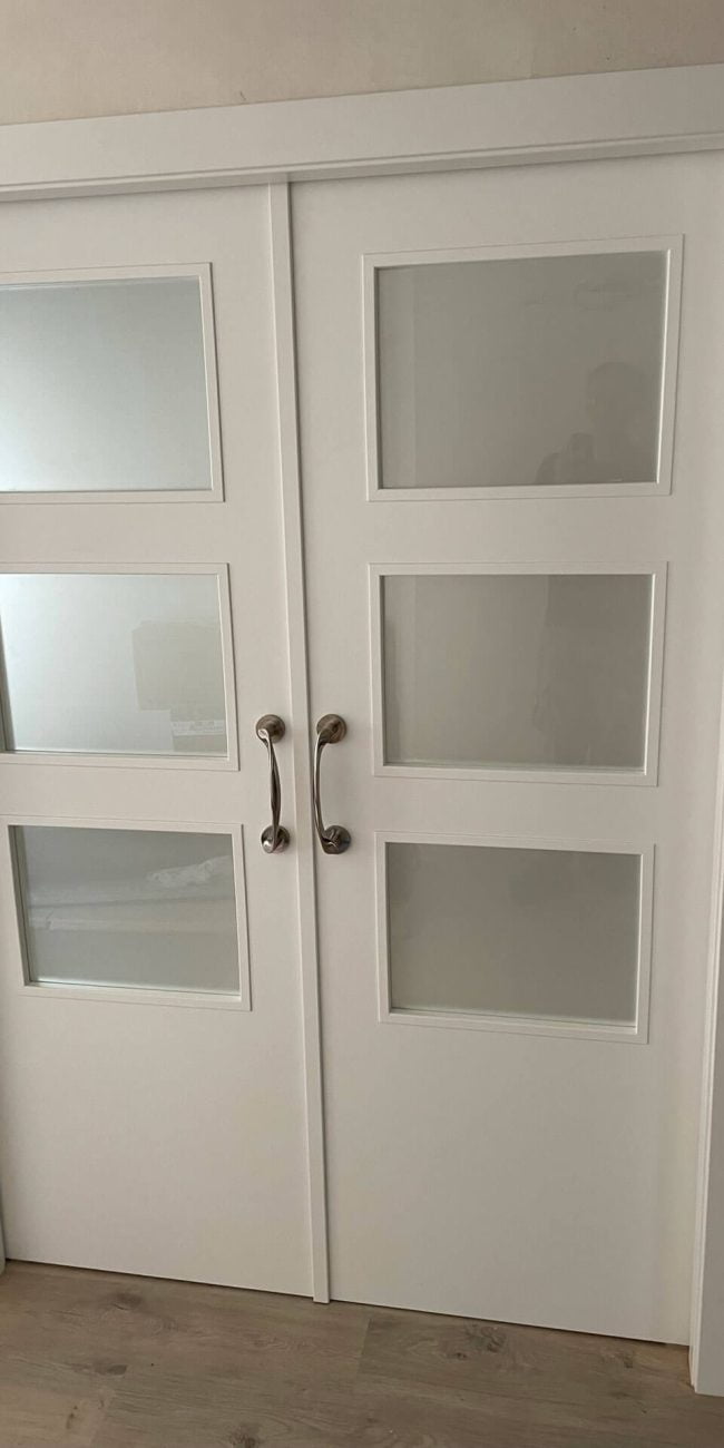 Puerta doble de madera lacado blanco con tres cristales - Francisco García